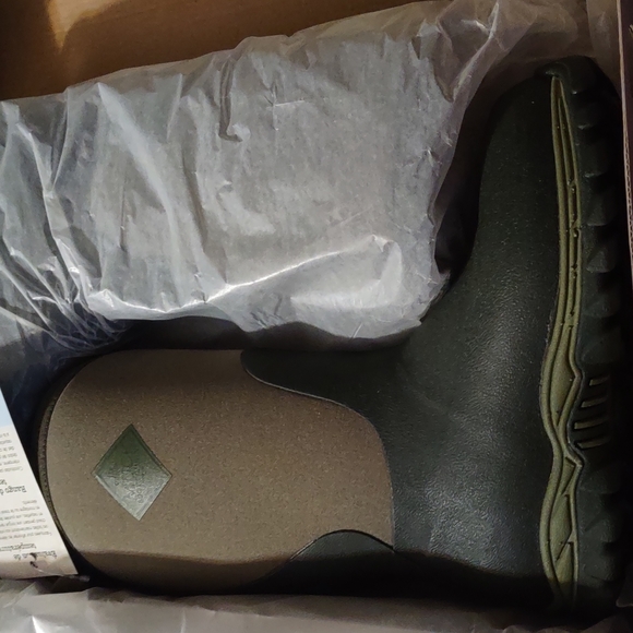 New in the box muck boots youth rugged II size 4